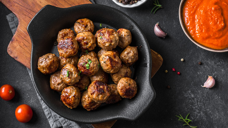 A pan full of meatballs