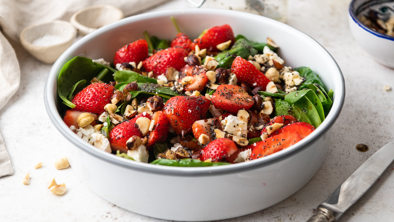 https://www.thedailymeal.com/img/gallery/strawberry-spinach-salad-recipe/l-intro-1664984580.jpg