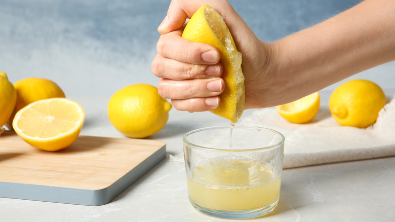 Squeezed lemon into cup