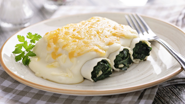 Cannelloni with spinach and sauce