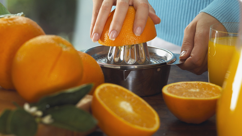 Juicing oranges 