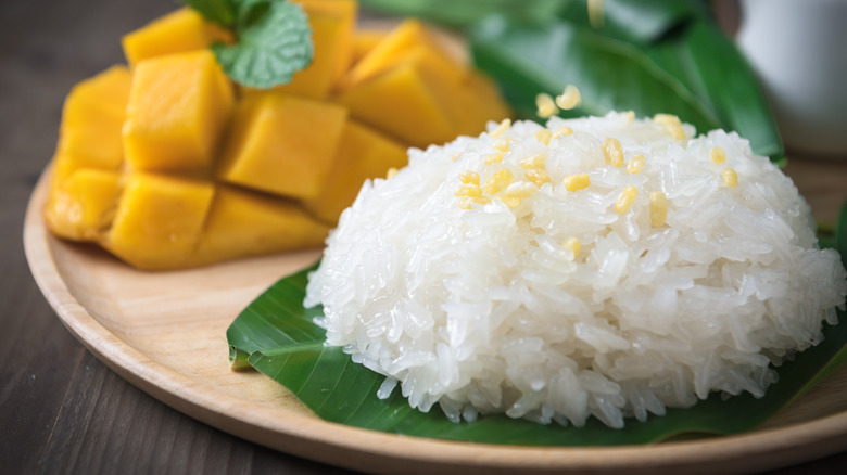 plate of mango sticky rice