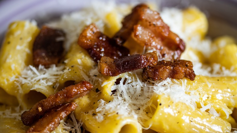 Rigatoni carbonara with bacon