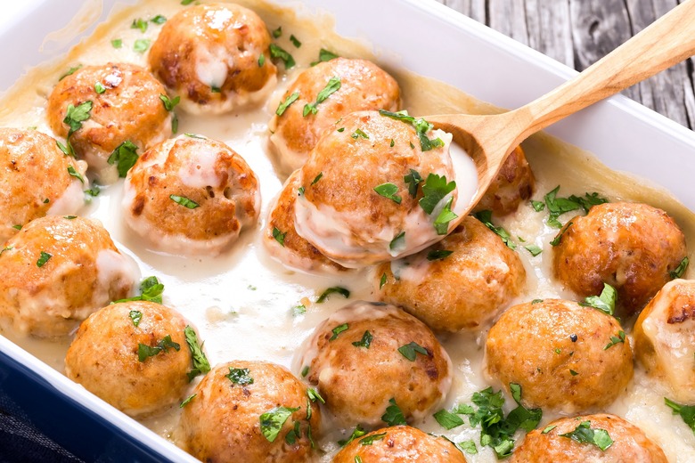 Swedish Meatballs with Cream Sauce (Köttbullar med Gräddsås)