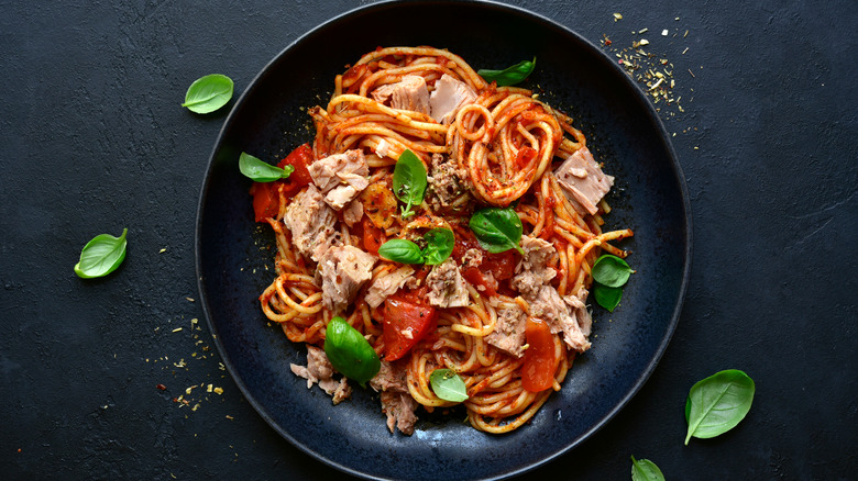 Tuna pasta with tomato sauce