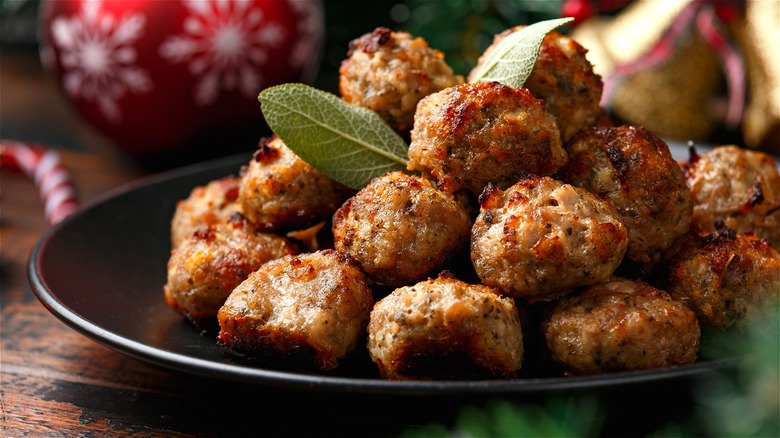 Plate of cooked meatballs 