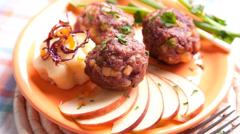 Meatballs with sliced apples 