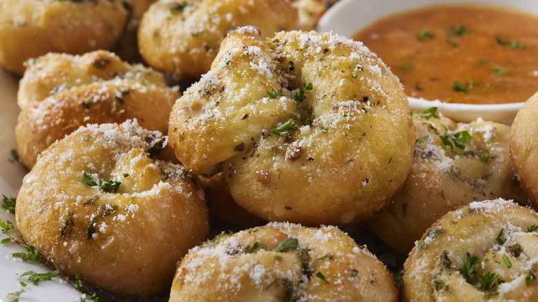 Garlic knots with sauce