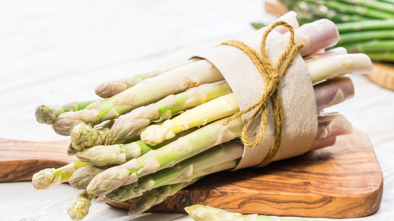 Green and white asparagus