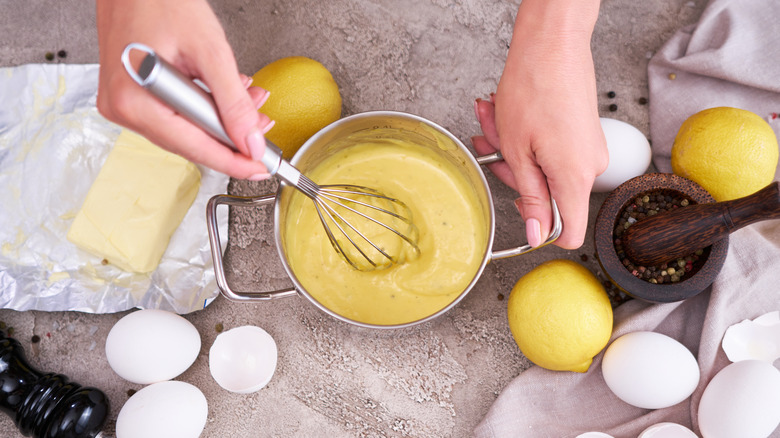 Making hollandaise sauce