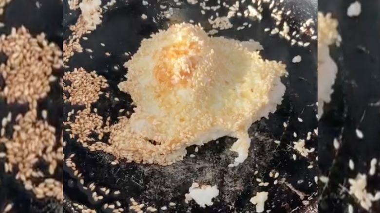 Sesame seed fried egg