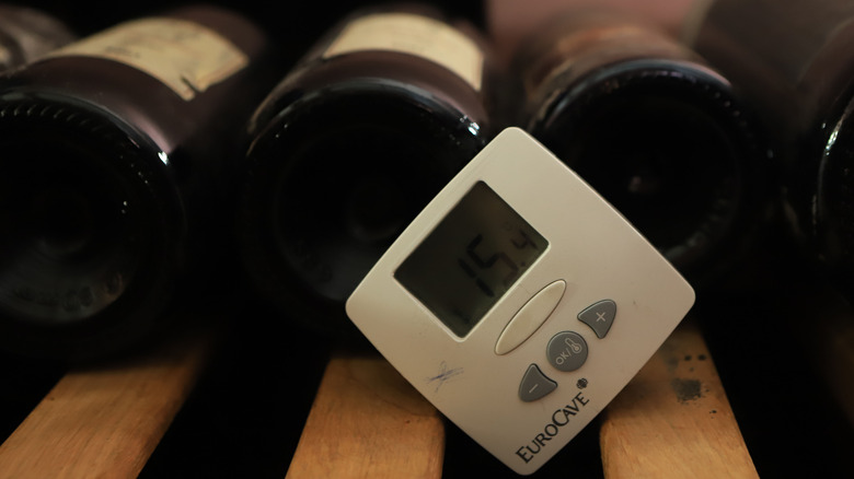 Wine thermometer - Serve your wine at perfect temperature.