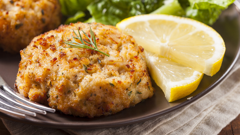 Crab cake with lemon