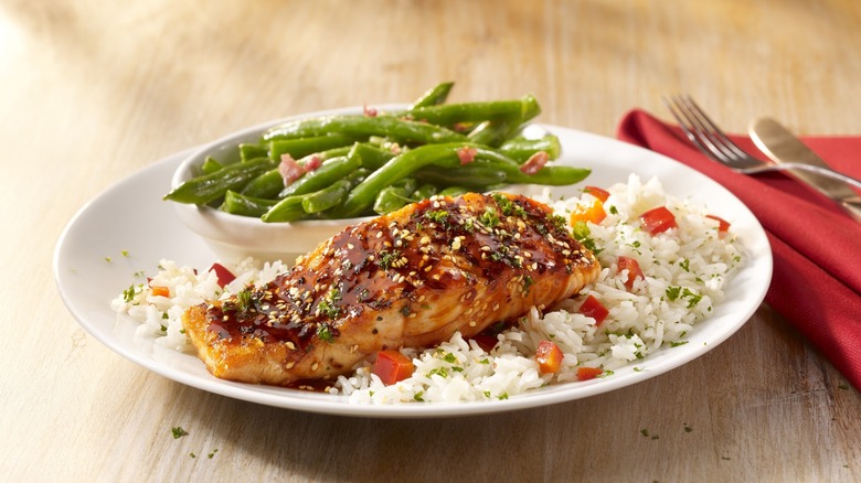 TGI Fridays plate of salmon and green beans