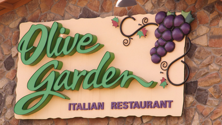 The sign for an Olive Garden restaurant.
