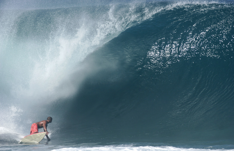 Surf the Banzai Pipeline