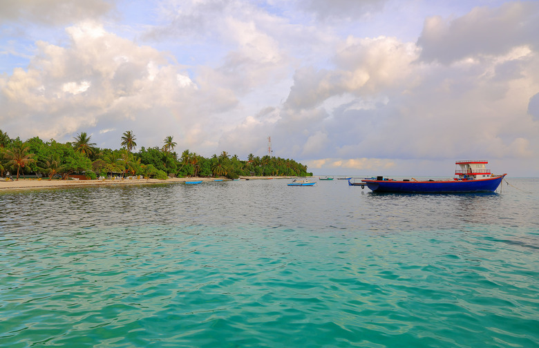 Lily Beach Resort & Spa (Huvahendhoo, Maldives)