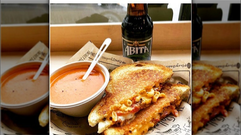 grilled cheese tomato soup beer