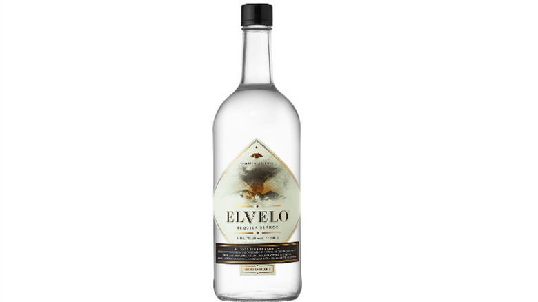 A bottle of Elvelo Blanco