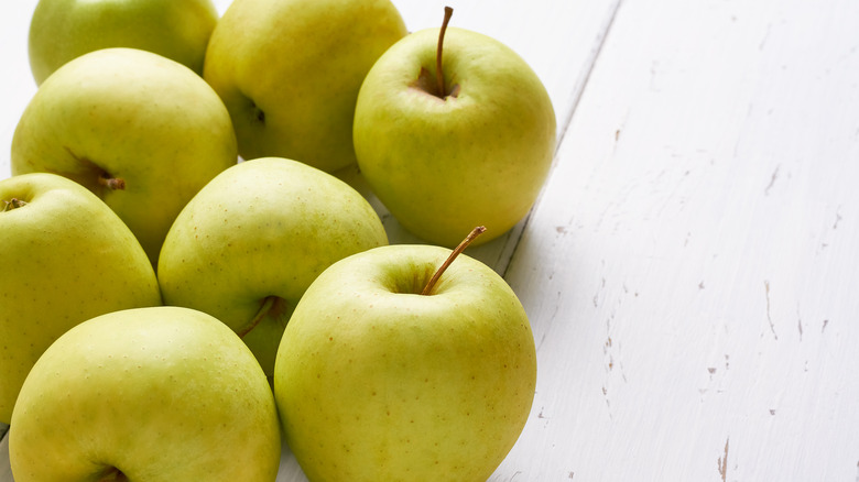 pile of Golden Delicious apples