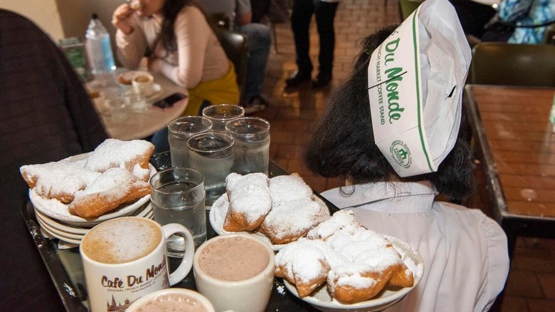 cafe du monde beignets server