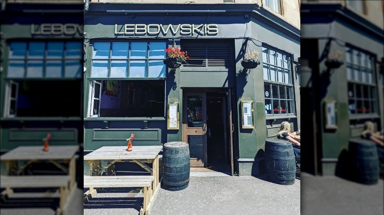 Lebowskis exterior and tables