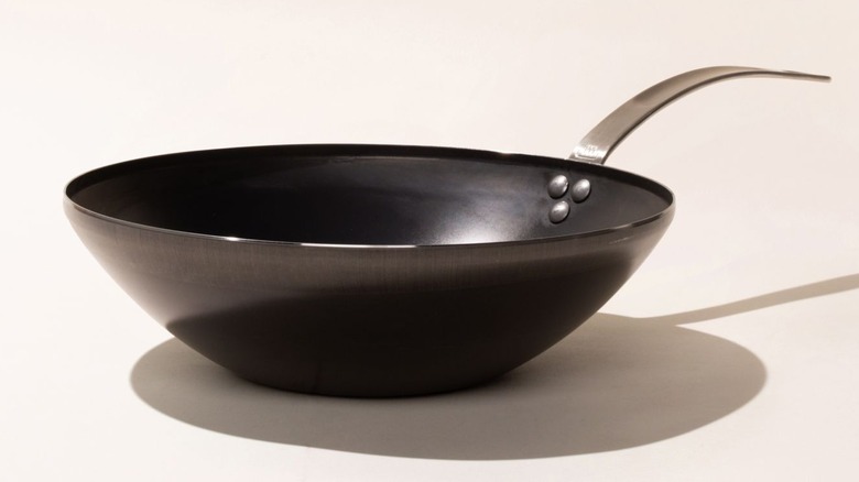 carbon wok with curved handle