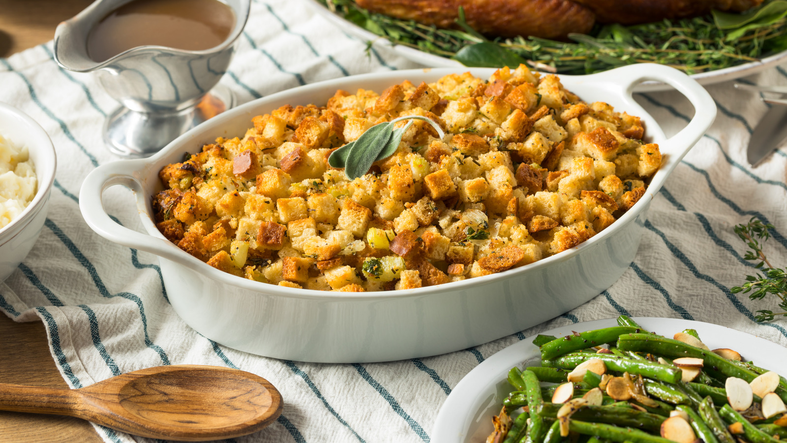 https://www.thedailymeal.com/img/gallery/the-15-biggest-mistakes-everyone-makes-with-stuffing/l-intro-1695233776.jpg