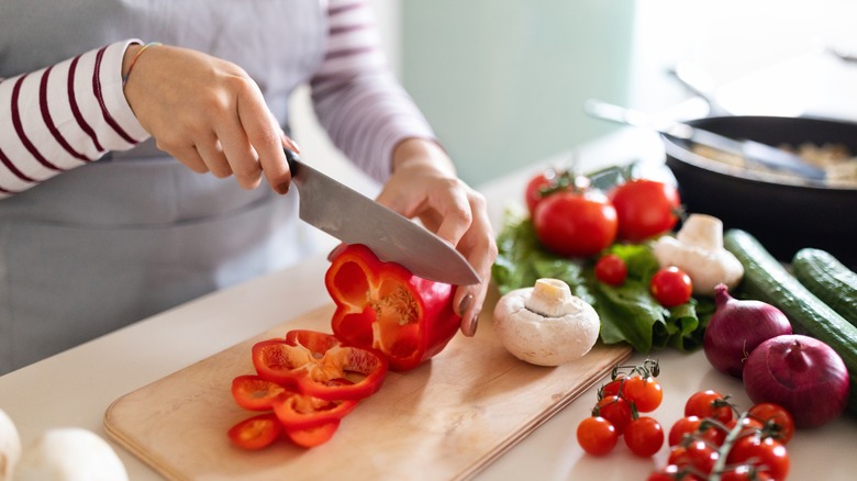 cuttting pepper on cutting board