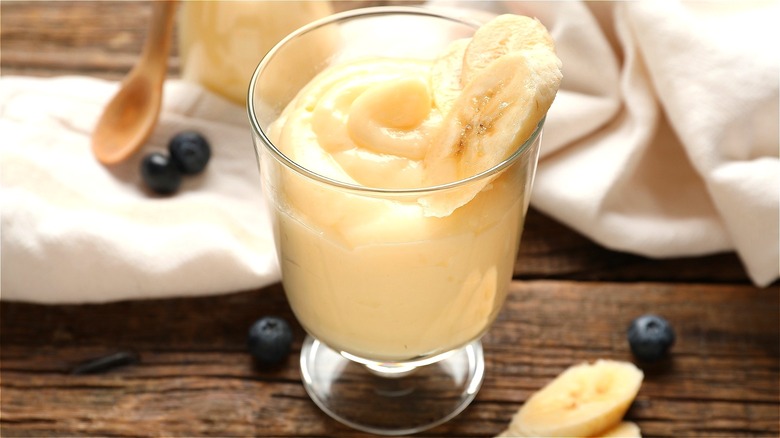 Vanilla pudding with bananas