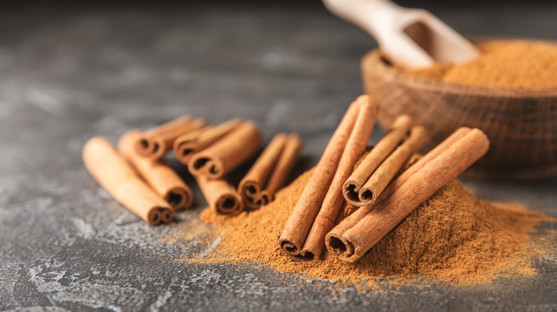 Ground cinnamon and cinnamon sticks