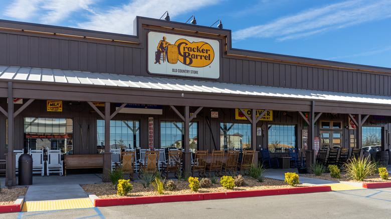 cracker barrel exterior with rocking chairs