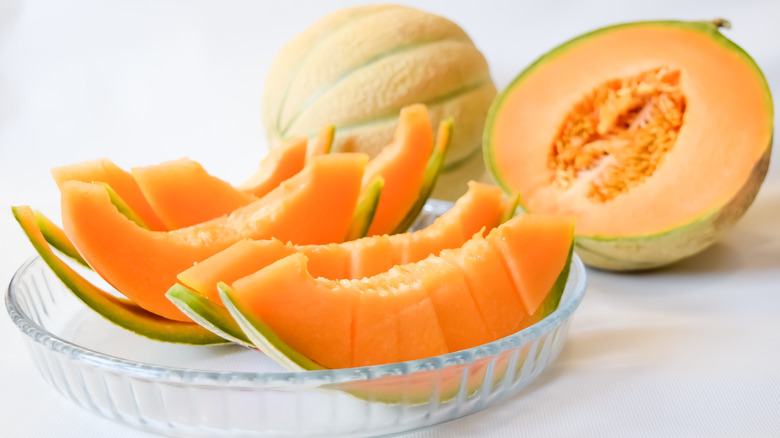 sliced cantaloupe in bowl