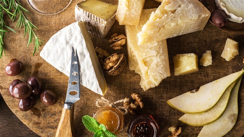 Brie with pears and jam