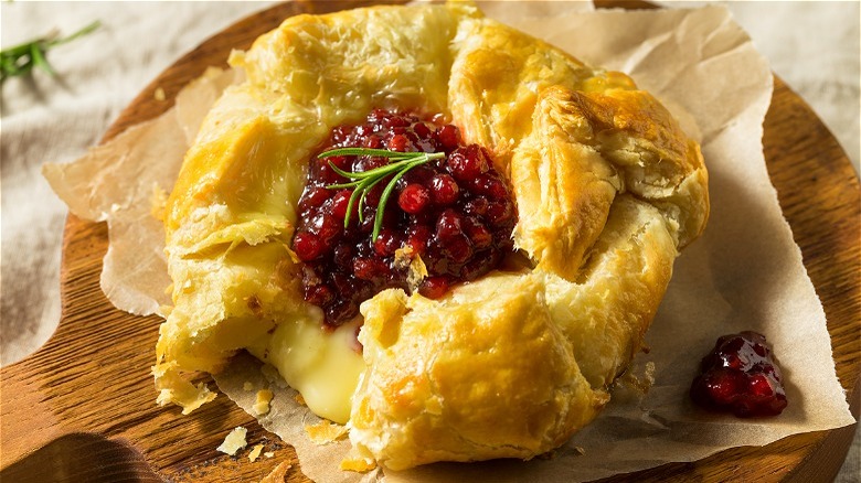 Brie in puff pastry berries 