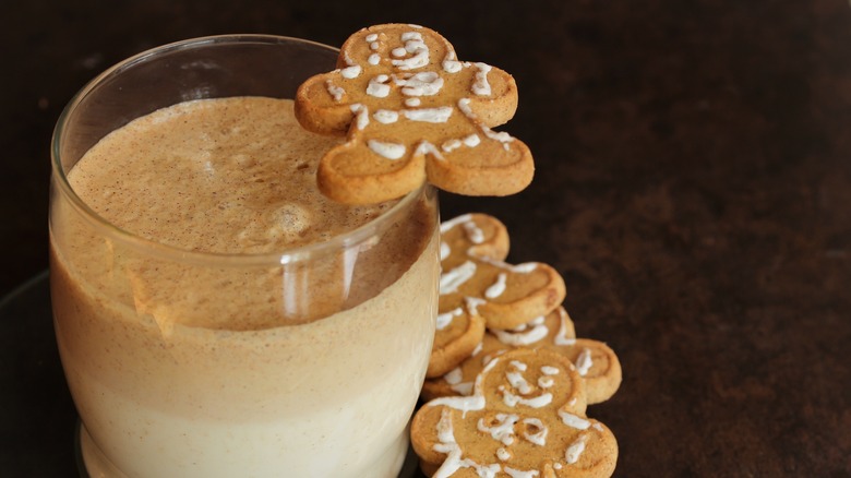 gingerbread drink with cookies