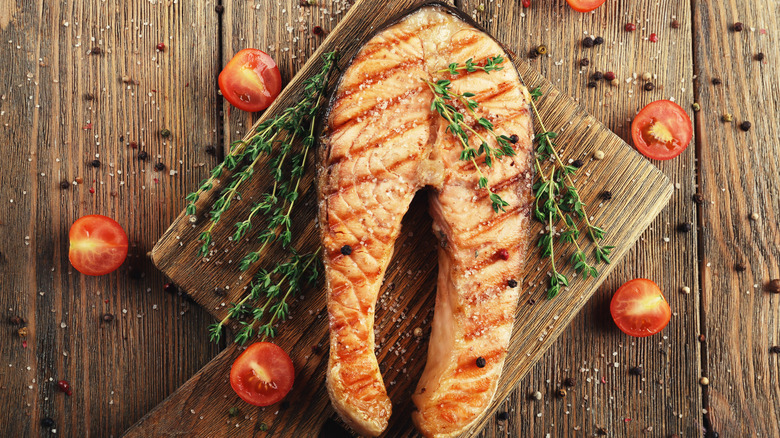 Grilled salmon with rosemary 