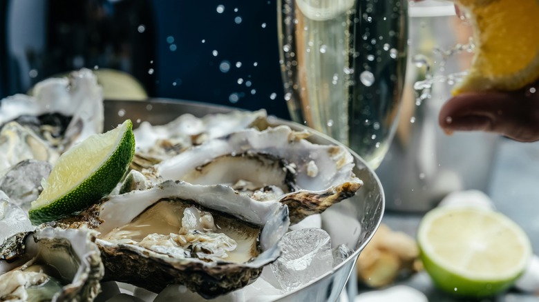 Raw oysters with limes