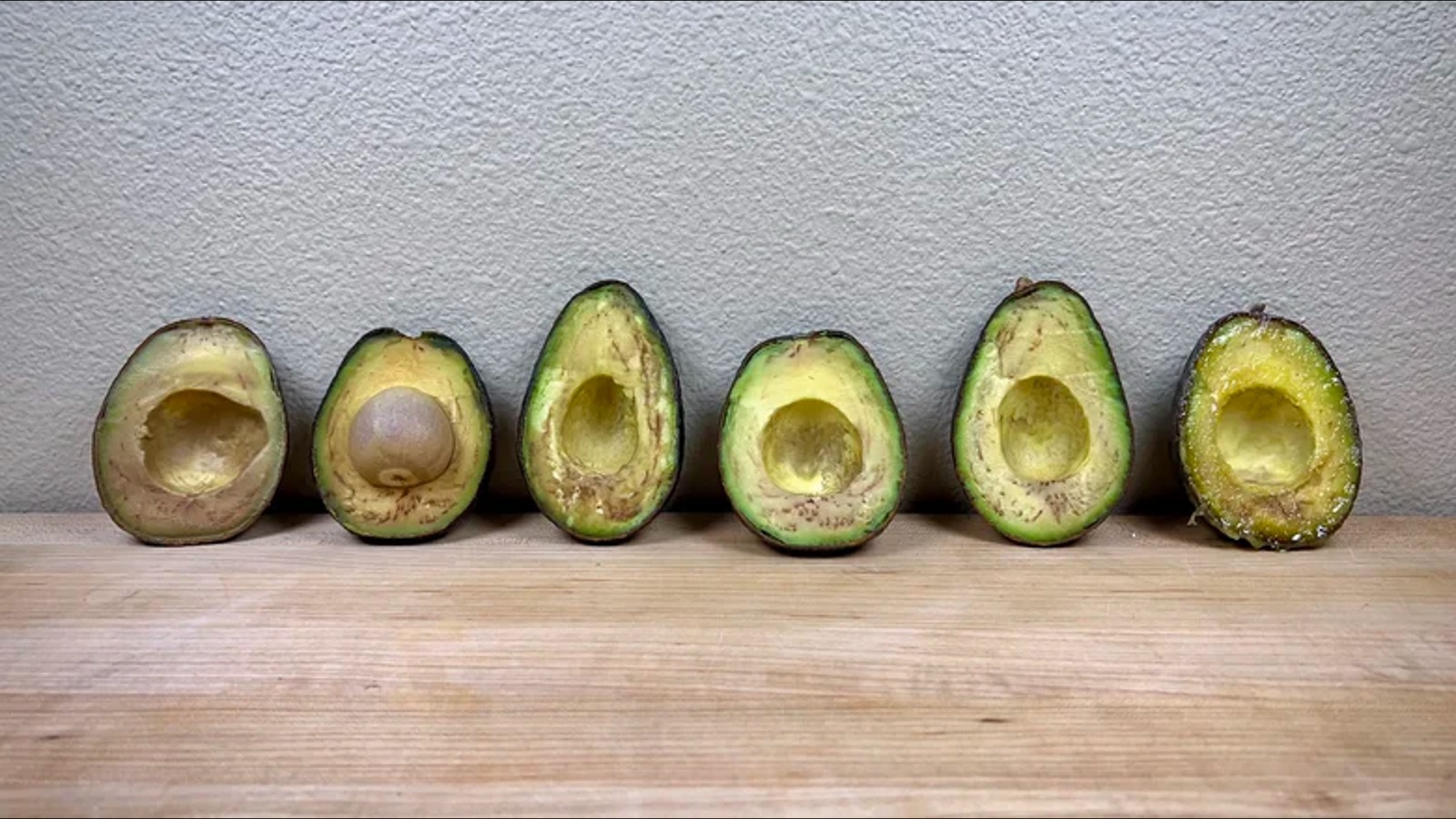 https://www.thedailymeal.com/img/gallery/the-absolute-worst-way-to-store-cut-avocado/l-intro-1683917053.jpg