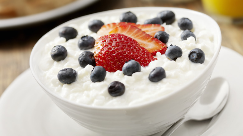 Cottage cheese bowl with fruit