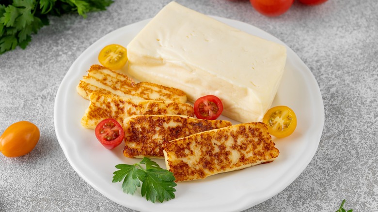 Cooked and uncooked halloumi with cherry tomatoes