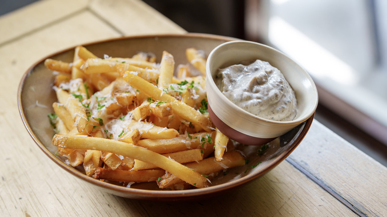 Fries with Parmesan and dip