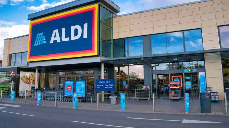 Aldi storefront daytime