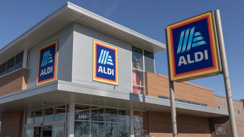 Aldi storefront against a blue sky