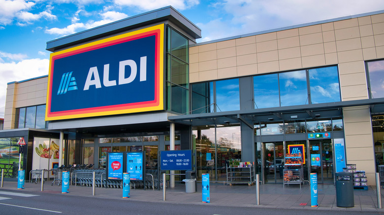 Aldi storefront daytime