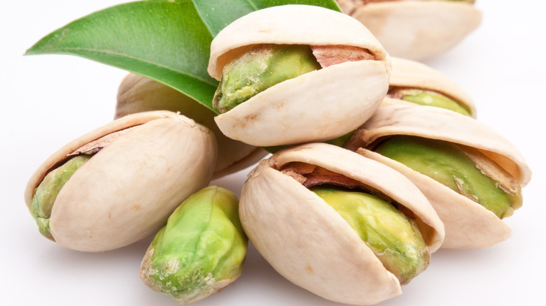 Natural pistachios in the shell