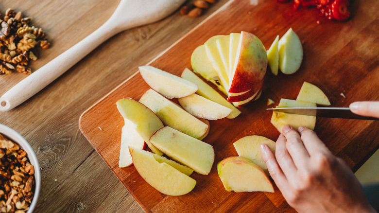 cutting apples