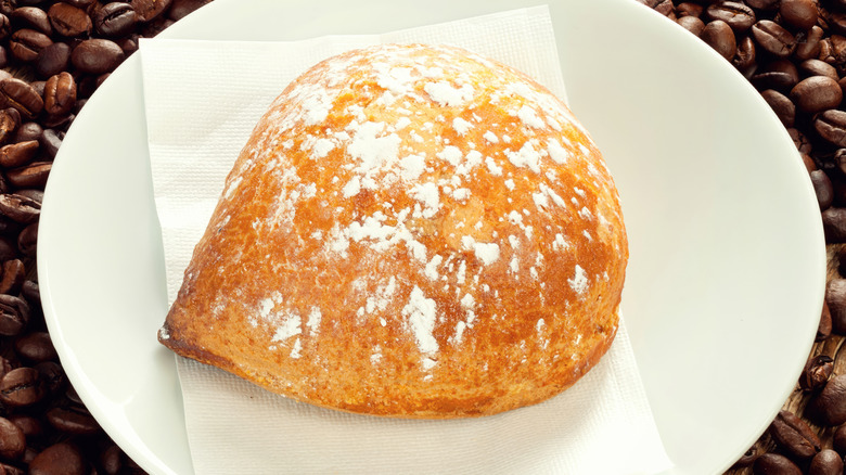 Sfogliatella frolla on plate