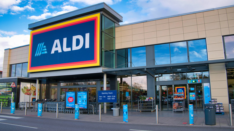 Aldi storefront during daytime