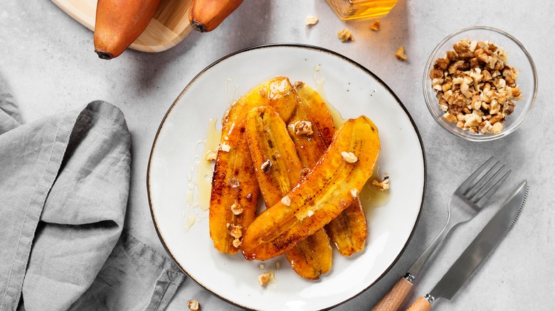 Caramelized bananas on a plate